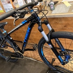 10月末まで防犯登録無料！【TREK X-CALIBER8 前後タイヤ・チューブ新品！】油圧ディスクブレーキ　アルミフレーム　2×10速　タイヤサイズ29インチMTB ブラックの画像