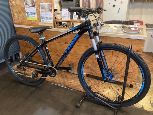 10月末まで防犯登録無料！【TREK X-CALIBER8 前後タイヤ・チューブ新品！】油圧ディスクブレーキ　アルミフレーム　2×10速　タイヤサイズ29インチMTB ブラック