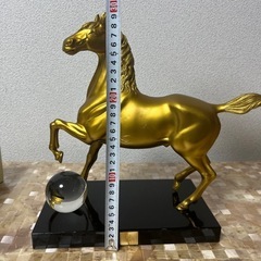金色の馬の置き物 縁起物 コレクター 競馬の画像
