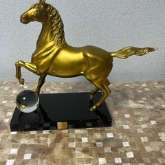 金色の馬の置き物 縁起物 コレクター 競馬の画像