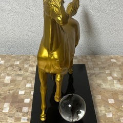金色の馬の置き物 縁起物 コレクター 競馬の画像