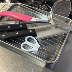 A631◇キッチン用品◇40点以上まとめて◇フライパン◇調理器具◇皿◇カップなどの画像
