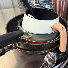 A631◇キッチン用品◇40点以上まとめて◇フライパン◇調理器具◇皿◇カップなどの画像