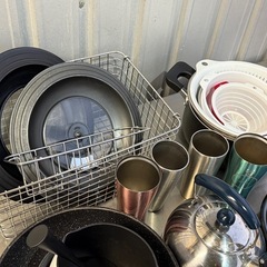 A631◇キッチン用品◇40点以上まとめて◇フライパン◇調理器具◇皿◇カップなどの画像