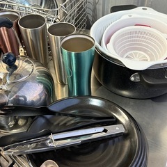 A631◇キッチン用品◇40点以上まとめて◇フライパン◇調理器具◇皿◇カップなどの画像