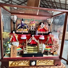 雛人形ガラスケース入りの画像