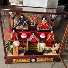 雛人形ガラスケース入りの画像
