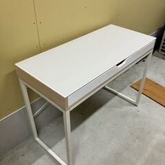 【値下げしました！！】シンプル＆モダンな白いガラステーブル / PCデスク・作業台に最適！【管理番号９８】の画像