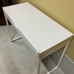 【値下げしました！！】シンプル＆モダンな白いガラステーブル / PCデスク・作業台に最適！【管理番号９８】の画像