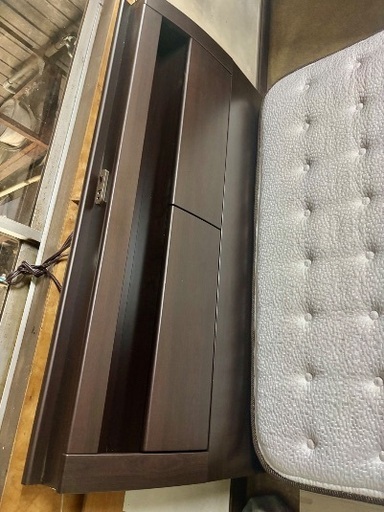 美品セミダブルベッドになります、