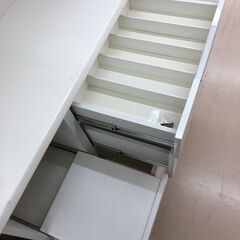 【ジャングルジャングル和歌山店】【Wa3151】レンジボード 3枚扉 ホワイト リユースショップ リサイクルショップ 中古家具 中古家電 中古自転車 古着 冷蔵庫 洗濯機 エアコン 電子レンジ テレビ オフィス家具 ヴィンテージ アンティーク  和歌山市 岩出市 海南市 岬町 和歌山 大阪の画像