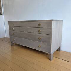 未使用訳あり 天然木桐材の洋風チェスト 幅100 4段 グレージュ 日本製 完成品 タンス 真鍮取っ手 ゴールド 着物収納 桐衣装ケース 桐の画像