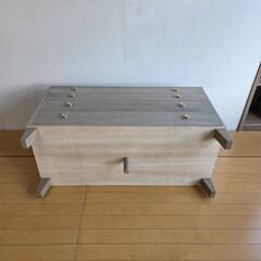 未使用訳あり 天然木桐材の洋風チェスト 幅100 4段 グレージュ 日本製 完成品 タンス 真鍮取っ手 ゴールド 着物収納 桐衣装ケース 桐の画像