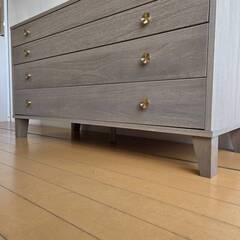 未使用訳あり 天然木桐材の洋風チェスト 幅100 4段 グレージュ 日本製 完成品 タンス 真鍮取っ手 ゴールド 着物収納 桐衣装ケース 桐の画像