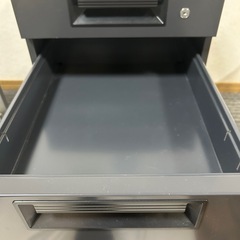 プラス スチールOAデスク フラットライン サイドキャビネット ３段 ダークエルグレー 幅396×奥行577×高さ603mm の画像