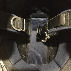 黒いバイクヘルメットの画像