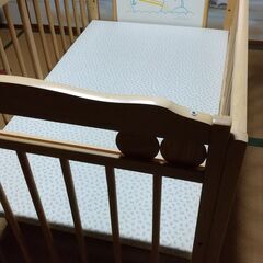 古いベビーベッド（欠品あり）の画像