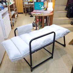 美品 使用少なめ リクライニングチェア (フラット式) ホワイト ヘッドレスト5段階 フットレスト5段階◆幅55㎝×奥行65～128㎝×高さ48～95㎝◆買取帝国 朝霞店の画像