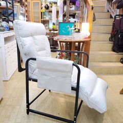 美品 使用少なめ リクライニングチェア (フラット式) ホワイト ヘッドレスト5段階 フットレスト5段階◆幅55㎝×奥行65～128㎝×高さ48～95㎝◆買取帝国 朝霞店の画像