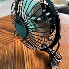 ±0 小型首振り扇風機（ミニ扇風機USB電源付き）の画像