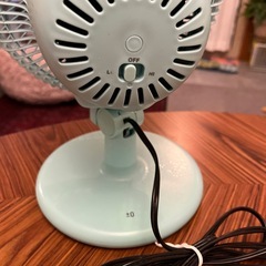 ±0 小型首振り扇風機（ミニ扇風機USB電源付き）の画像