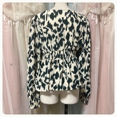 ꒰SHEIN꒱ポートレートネック ハグショルダーブラウス長袖 胸元開きトップスの画像