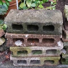 逗子 無料あげます 石材 ブロック ブリックレンガ 飛び石 庭 ガーデニング かわら 瓦 天然石 加工 石碑 境界 路 庭園 装飾品 花瓶 文鎮 置物 ストーンプレート 台座 粘板岩 板状 加工 スクエア 門扉 フェンス エクステリア 天板 舗装材 壁 石肌　生け花 玄関 床材 外壁 内壁 舗装 建築材料 床 水回りの画像