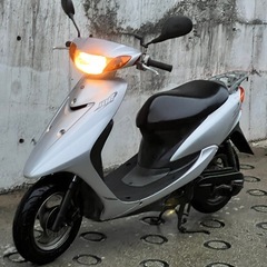 大人気セール‼️実走行1.6万キロ🏃‍♀️安心のバッテリー新品✨️前後タイヤまだまだ山あり🗻嬉しいオイル満タン補充済み🈵オイル交換不要⭕️継ぎ足しだけで🆗2サイクルでパワフルな走り💨SA16J ジョグ✴の画像