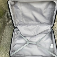無印良品🔴カーボン素材の軽量大型スーツケース75.50.30センチの画像