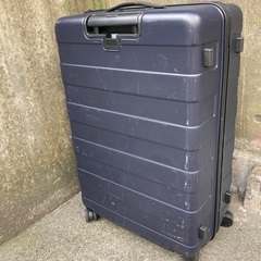 無印良品🔴カーボン素材の軽量大型スーツケース75.50.30センチの画像