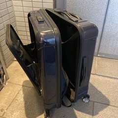 ACTUS🔴2箇所出し入れのスーツケース65.40.30の画像