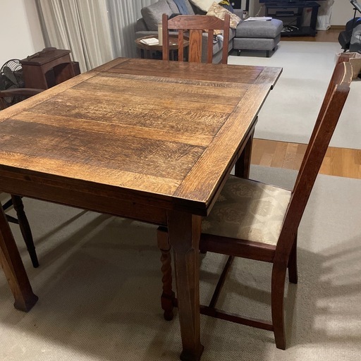 アメリカンオーク材のダイニングテーブル