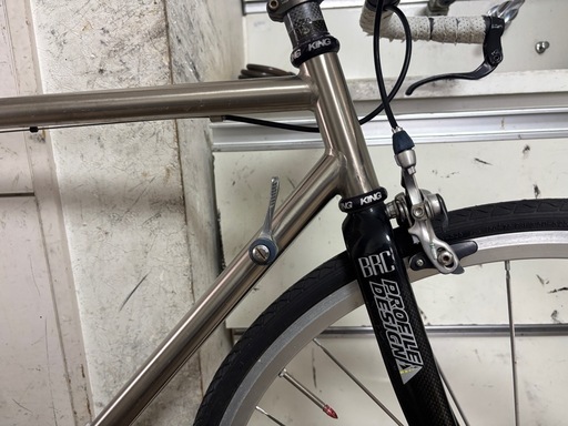 UTT75製のTitanium(チタン製)フレームロードバイク 超軽量ロードバイク