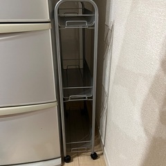 冷蔵庫のスキマに！　カート付きラックの画像
