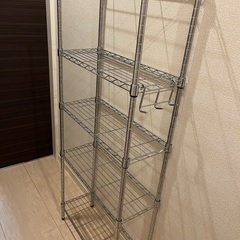 空いたスペースに、金属ラック
