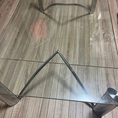 ガラステーブルの画像