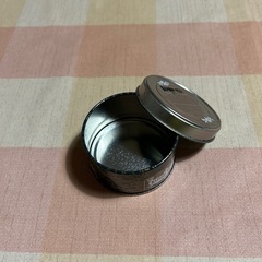 帽子ハンガー、食器棚シート、レンチン卵焼き型、棒に吊るせるポーチ、ペン立て、写真いれ入れ、お茶の缶の画像