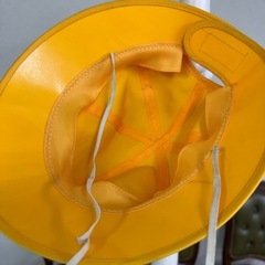 小学生が一年生にかぶる帽子の画像