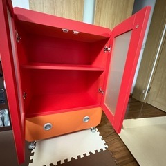 赤い棚
の画像