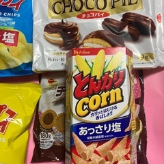 【半額以下❗️おやつ5個❗️ チョコパイ、ポテトチップスLサイズ②、チョコ＆コーヒービスケット、とんがりコーンの画像