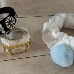 ネックレスとカチューシャと洗顔ヘアバンドの画像