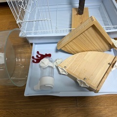 鳥かご　止まり木、水飲み、回し車など付属品の画像