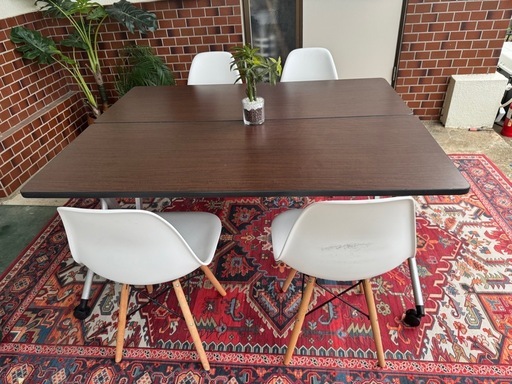 テーブルと椅子4個