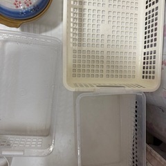 キッチン収納ケース、土鍋、皿などの画像