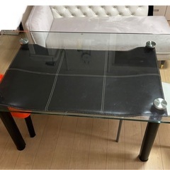 ガラスのダイニングテーブルの画像