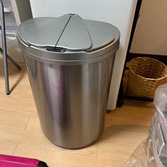 自動開閉ゴミ箱の画像