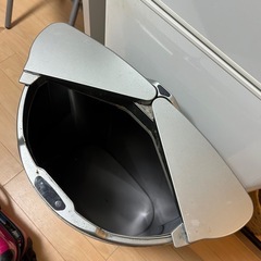 自動開閉ゴミ箱の画像