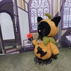 ハロウィン　かぼちゃのコスチュームの黒猫　　スタンド付きの画像