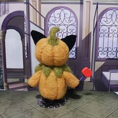 ハロウィン　かぼちゃのコスチュームの黒猫　　スタンド付きの画像