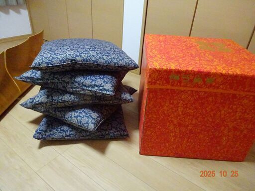 天童木工の座椅子4脚セットと高級座布団5枚、専用の収納箱
